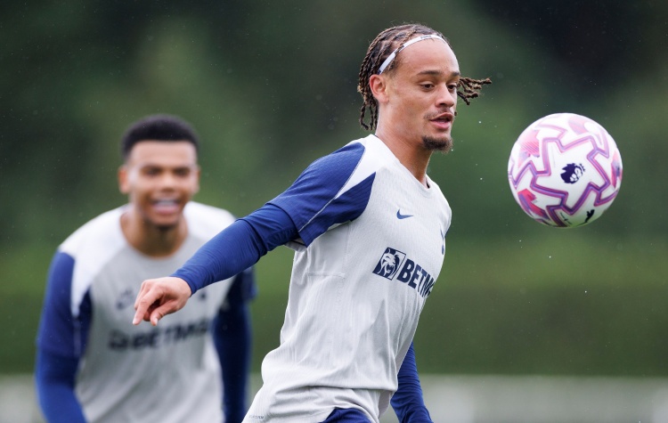 9体育-英媒谈西蒙斯首训：自信指挥、技术精湛，已展现机会创造者的才能